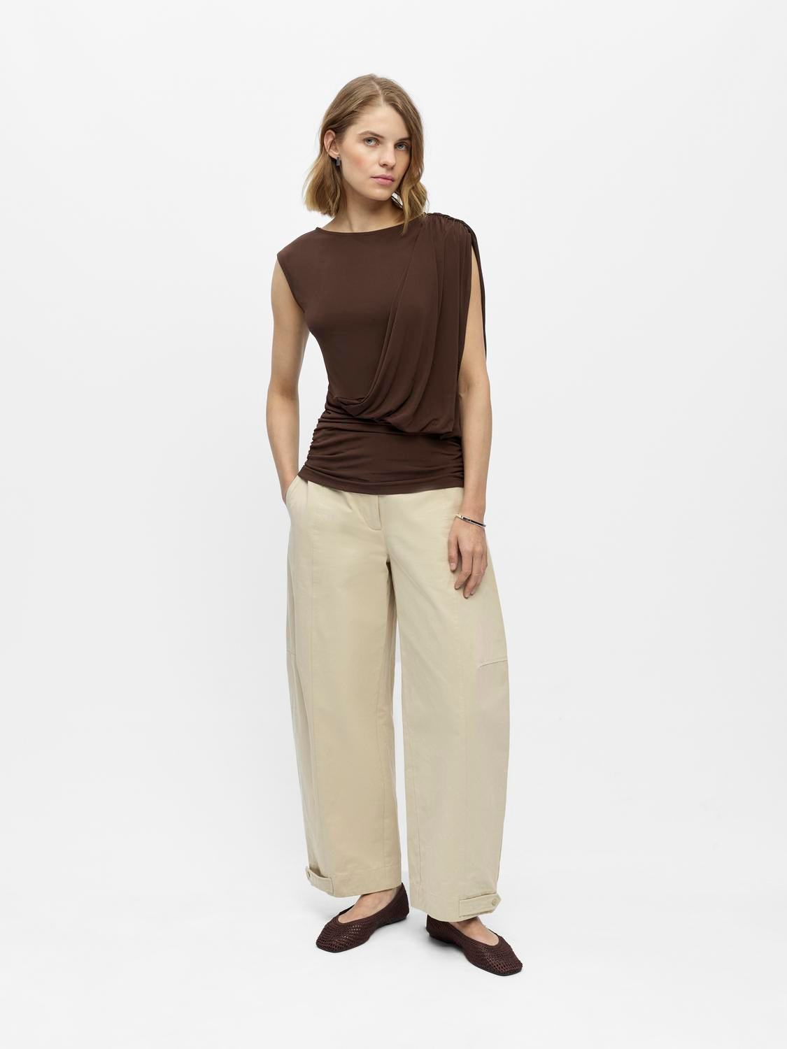 model_shot-front_full